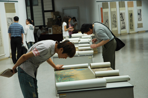 图书馆成功举办复制画展